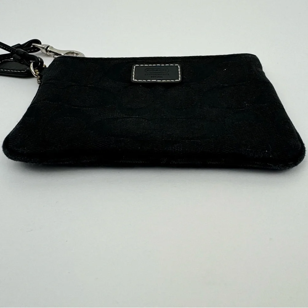 Coach Vintage Signature C Black Wristlet. Leather details. Silver hardware. Y2K